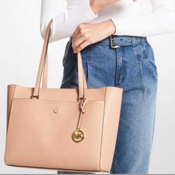 MICHAEL KORS
Maisie Large Pebbled Leather 3-in-1 Tote Bag Buff Multi Signature - Picture 7 of 16